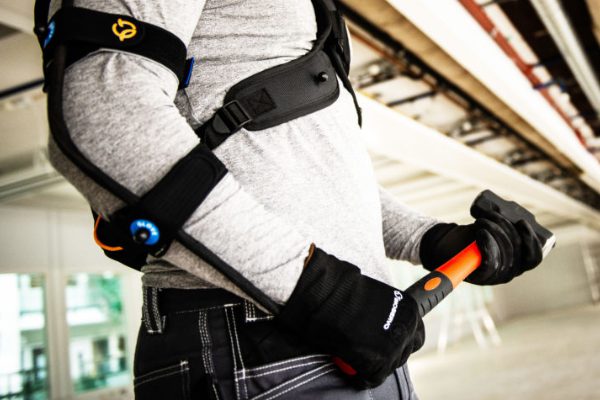 Mand med hammer bruger exoskelet